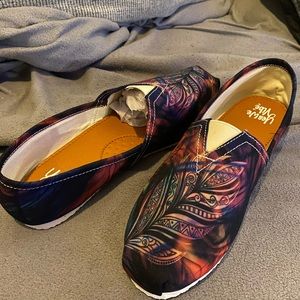 Yes We Vibe Slip Ons Groovy Feathers, Womens 11W